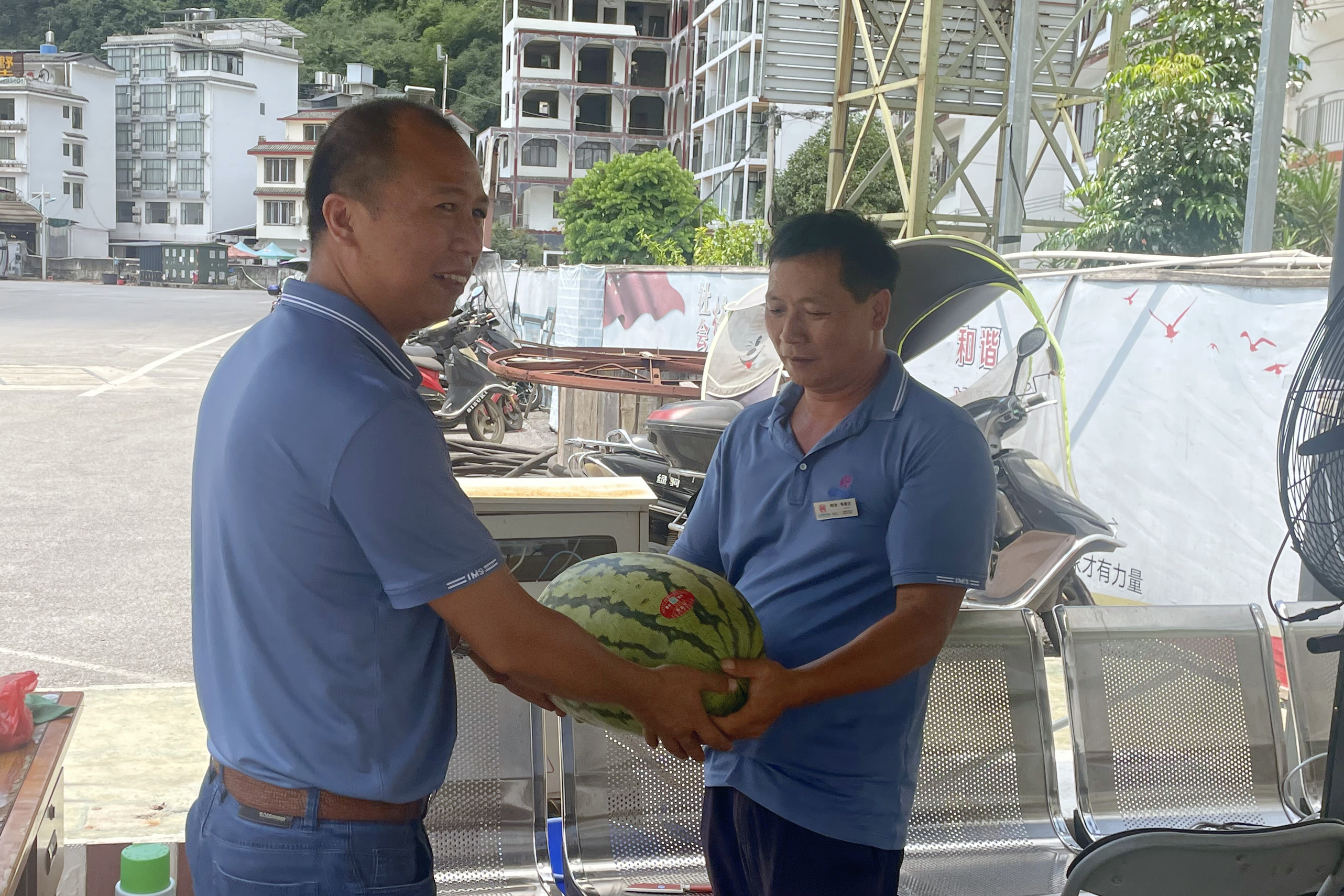 为员工送上西瓜.jpg 为员工送上西瓜.jpg
